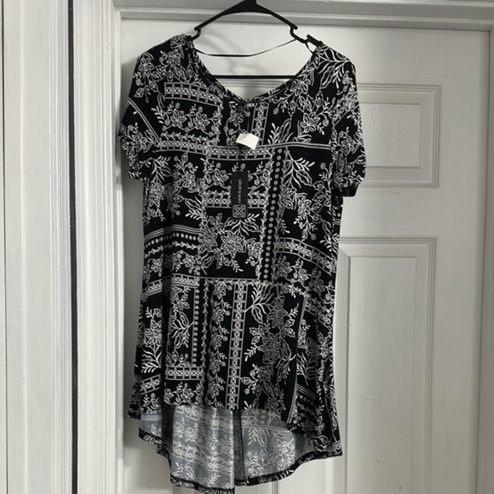 New Cable & Guage Black and White Floral Women's Top Size Large